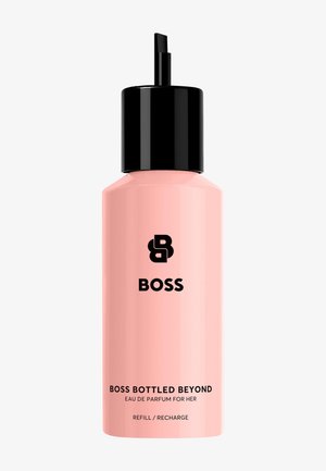 Roze BOSS parfum navulfles met zwarte dop en pomp, gelabeld Boss Bottled Beyond Eau de Parfum for Her.