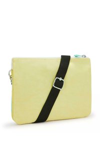 Borsa a clutch gialla realizzata in materiale morbido, con una tracolla nera regolabile e hardware argentato. Texture liscia, chiusura con zip nella parte superiore.