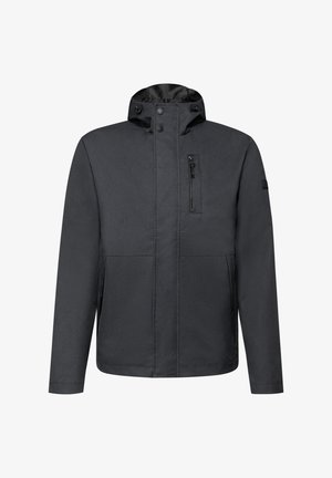 Chaqueta impermeable negra para hombre con cuello alto, bolsillo con cremallera y cierres de botones; presenta una textura suave y un diseño moderno.