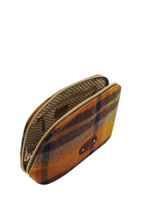 Pochette zippée en mélange de laine, principalement orange avec un motif de tartan bleu et marron. Intérieur doublé avec un imprimé floral et un détail en cuir avec logo.