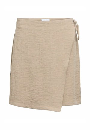 Jupe portefeuille beige avec un tissu subtilement texturé et une fermeture à nouer sur le côté droit, longueur au genou.