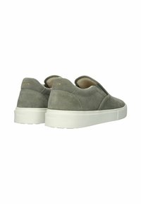 Par grå ruskind slip-on sneakers med hvide tykke såler, set fra bagfra og fra siden mod en hvid baggrund.