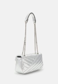 Borsa a tracolla in metallo argentato con forma rettangolare piatta, caratterizzata da una tracolla in catena argentata e una superficie testurizzata.