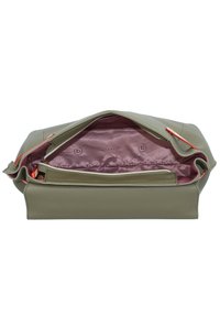 Borsa a mano verde in pelle con cerniera superiore. Internamente presenta un rivestimento rosa trapuntato. Accenti rossi notevoli vicino alla cerniera. Forma rettangolare.