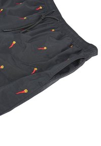 Pantaloni da bagno neri con elastico in vita e cordoncino, caratterizzati da piccole ricami di peperoncini rossi sparsi sul tessuto.