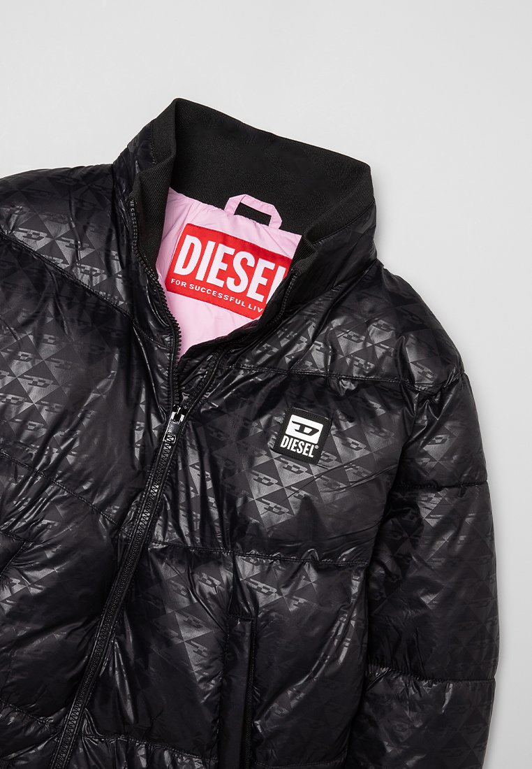Schwarze Diesel gesteppte Jacke mit diagonalen Logo-Muster, Frontreißverschluss und sichtbarem pinken Futter mit rotem Diesel-Label.