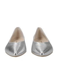 Scarpe basse in argento metallico con punta appuntita, tessuto liscio e design minimalista. Fodera interna beige senza hardware visibile.
