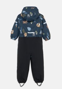 Tuta da neve blu per bambini con stampe di animali, pantaloni neri, polsini elasticizzati e cappuccio. Caratteristiche includono una zip e dettagli riflettenti.