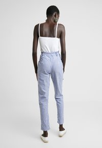 Missguided Tall Housut - white