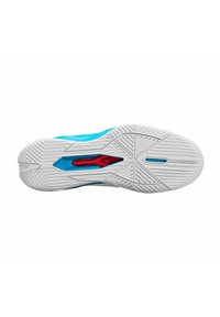 Suela de zapatilla deportiva azul y blanca con goma texturizada, que presenta un acento rojo y un patrón geométrico para una mejor tracción y estabilidad.