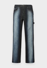 Temno modre kavbojke z ombre dizajnom, ki prehaja iz globoke črne v svetlejšo modro, z običajnim slogom petih žepov in svetlim pranjem teksture.