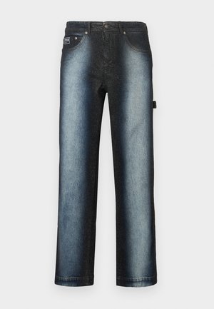 Sötétkék farmernadrág ombre mintával, amely mélyfeketéről világoskékre vált, szabványos öt zsebes kialakítással és világos mosott hatású textúrával.