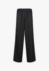 Επιλέχθηκε, black offwhite