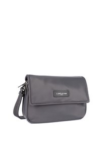 Borsa a tracolla in nylon grigio con chiusura a patella, dotata di una toppa logo rettangolare e cinturino regolabile. Texture liscia e design minimalista.