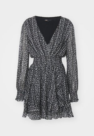 Vestido mini de manga larga negro con pequeño estampado floral blanco, escote en V, cintura elástica ajustada y dobladillo y puños con volantes.