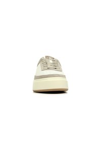 Sneakers bianchi con accenti in suede grigio, suola spessa color crema, punta rotonda e design delle lace testurato. Presenta un logo sulla linguetta.