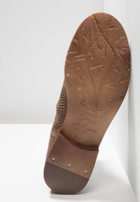 Felmini Kotníkové boty - taupe