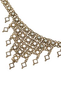 Brązowy naszyjnik z okrągłymi i kwadratowymi metalowymi akcentami, o koronkowym wzorze i lustrzanymi elementami odbijającymi światło. Całość wykończona teksturalnie.