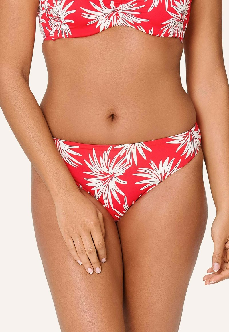 Roter Bikini mit weißem Blumenmuster, bestehend aus einem Bandeau-Oberteil und mittelhohen Höschen. Hergestellt aus glattem, dehnbarem Material.