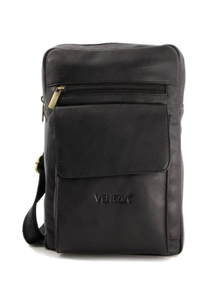 Czarna skórzana torba na ramię z przednią kieszenią, górnym zamkiem błyskawicznym, regulowanym paskiem i wytłoczonym logo "VENEZIA" z przodu.