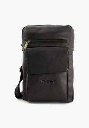 Czarna skórzana torba na ramię z przednią kieszenią, górnym zamkiem błyskawicznym, regulowanym paskiem i wytłoczonym logo "VENEZIA" z przodu.