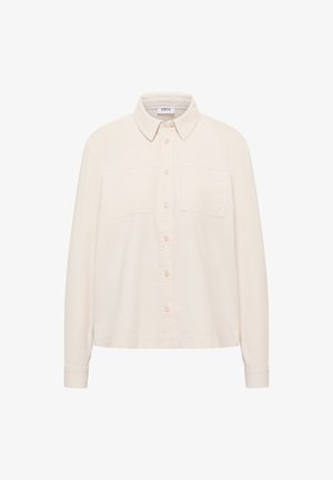 Camicia button-up a maniche lunghe di colore crema, con due tasche sul petto e colletto classico, esposta su uno sfondo bianco.
