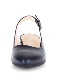 Zapato de tacón de cuero azul marino con correa para el tobillo y hebilla, punta redondeada, tacón bajo, textura suave y forro interior blando.