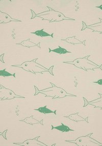 Heller Stoff mit einem wiederholten Muster von grünen Fischillustrationen auf einem cremefarbenen Hintergrund, einschließlich Blasen in verschiedenen Größen.