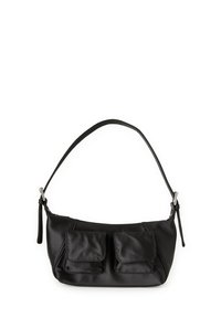 Czarna torba na ramię z nylonu, z dwoma przednimi kieszeniami na klapki, regulowanym paskiem i eleganckim designem. Posiada wyraźne przeszycia i gładką teksturę.
