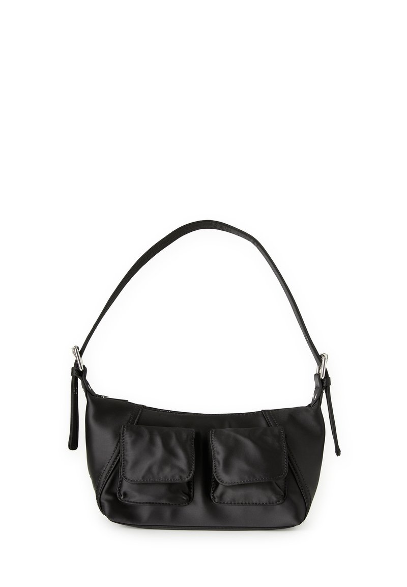 Czarna torba na ramię z nylonu, z dwoma przednimi kieszeniami na klapki, regulowanym paskiem i eleganckim designem. Posiada wyraźne przeszycia i gładką teksturę.