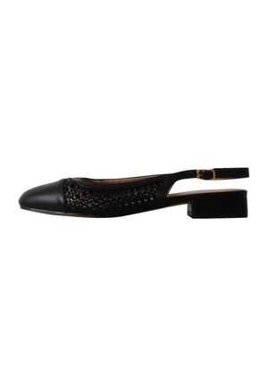 Chaussure slingback noire à talon bas avec côtés en cuir tressé et bout pointu, dotée d'une petite boucle dorée sur la bride de cheville.