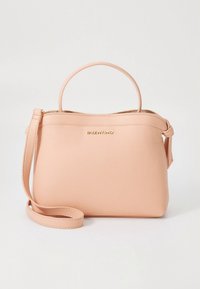 Mala de mão em pele cor-de-rosa com superfície texturizada, pega superior e alça de ombro destacável. Apresenta um detalhe de logótipo dourado na frente.