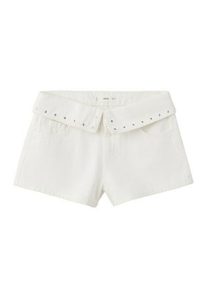 Shorts en denim blanc avec une large ceinture repliée ornée de petits clous argentés et des poches avant.
