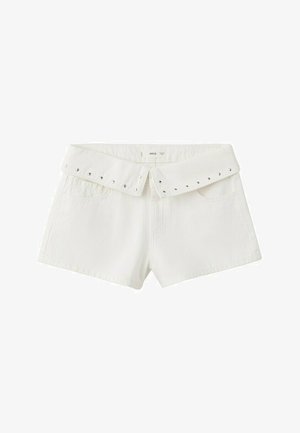 Shorts en denim blanc avec une large ceinture repliée ornée de petits clous argentés et des poches avant.