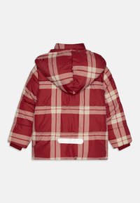 Giacca a vento trapuntata a quadri rossi e beige con cappuccio, texture trapuntata, polsini a costine e dettaglio rettangolare sulla schiena.