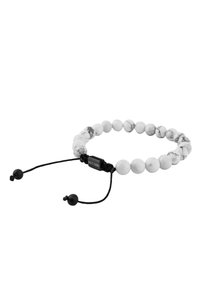 Pulsera de cuentas de mármol blanco con acentos negros, que presenta un cordón ajustable y cuentas redondas, algunas con vetas grises.