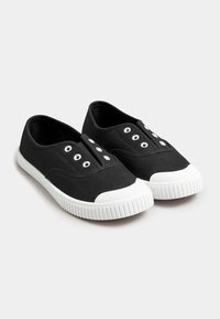 Sneakers neri in tela slip-on con punta e suola in gomma bianca, caratterizzate da cinque occhielli in metallo e una superficie esterna texturizzata.