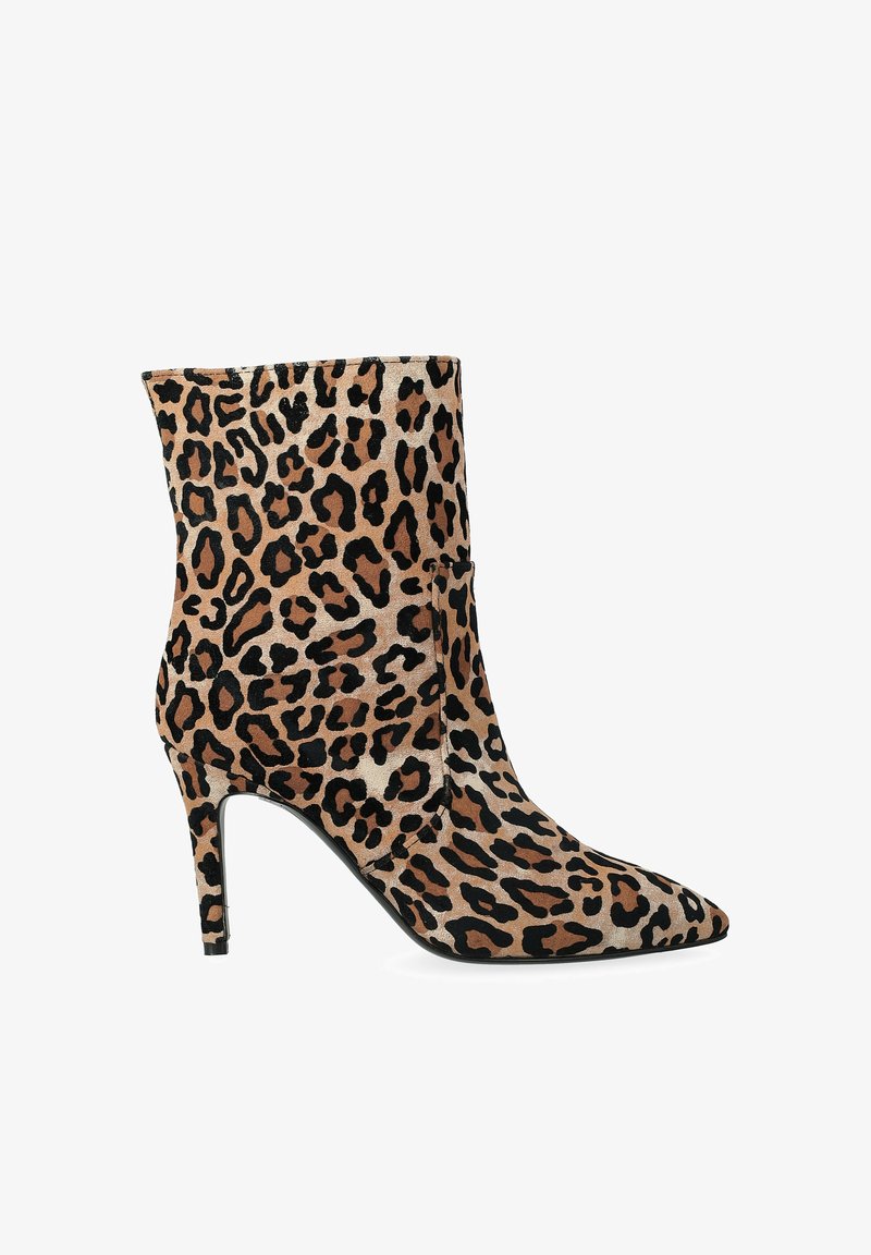 Stivale alla caviglia con tacco alto in stampa leopardata, con punta appuntita, realizzato in suede testurizzato e dotato di una silhouette elegante e dettagli neri.