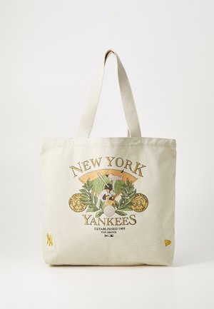Borsa tote in tela beige con una grafica colorata dei New York Yankees a tema baseball, foglie verdi e accenti gialli. Doppi manici.