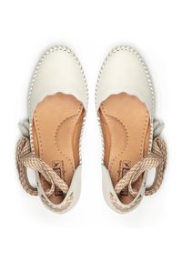 Chaussures en cuir blanc avec des bords festonnés, semelles intérieures en cuir tan et lacets en tissage. Présente des coutures décoratives le long des bords.