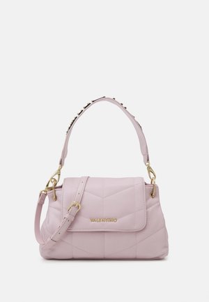 Bolso de cuero acolchado rosa con solapa superior plegable, herrajes dorados y correa de hombro extraíble, adornado con tachuelas decorativas.