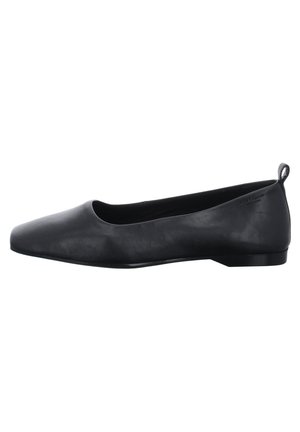 Zapato plano de cuero negro con punta estrecha y tacón bajo, diseñado para mujeres, con lengüeta de tirón en el talón.