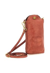 Borsa a tracolla in pelle marrone con hardware dorato, tracolla regolabile e parte superiore arcuata, in posizione verticale su sfondo bianco.