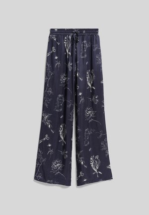 Dunkelblaue Hose mit weitem Bein, elastischem Bund und Kordelzug, mit weißen botanischen und Werkzeugskizzen bedruckt.