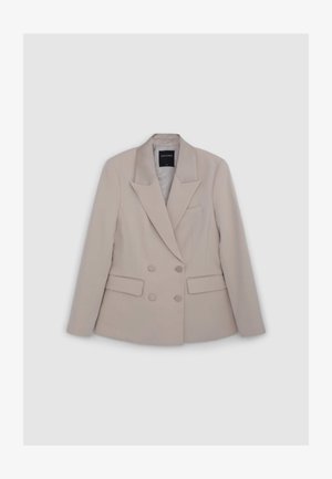 Blazer doppiopetto beige con rever a lancia, tasche laterali e una tasca sul petto, caratterizzato da una texture liscia e una vestibilità sartoriale.