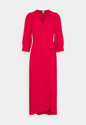 Robe portefeuille rouge avec manches trois-quarts, encolure en V et détail lien à la taille, présentée sur un fond clair uni.