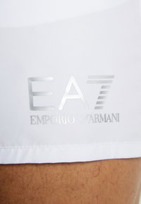 EA7 Emporio Armani WATER SPORTS CORE BOXER - Plavecké šortky - bianco