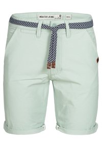 Pantalones cortos verde claro hechos de tejido texturizado, con un cinturón diseñado en navy y blanco, puños enrollados y una pequeña etiqueta de cuero marrón.