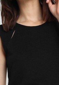 KIOMI Fodralklänning - black