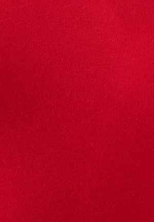 Rode ribstof met een gladde textuur en consistent patroon, ideaal voor kledingtoepassingen. Geen zichtbare hardware of accenten.